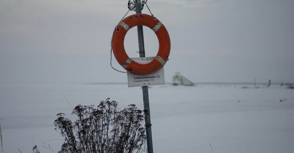 a life preserver sign on a pole in the snow