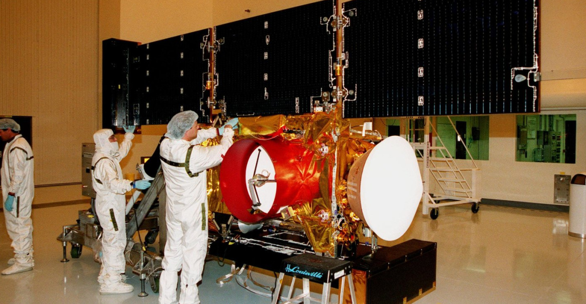 "In the <a href="//commons.wikimedia.org/w/index.php?title=Payload_Hazardous_Servicing_Facility&action=edit&redlink=1" class="new" title="Payload Hazardous Servicing Facility (page does not exist)">Payload Hazardous Servicing Facility</a>, workers adjust the solar panels of the Stardust spacecraft before performing lighting tests. "